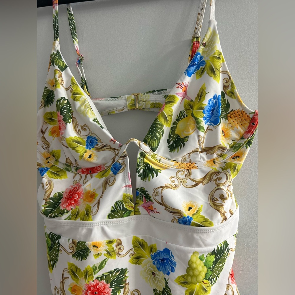 Juicy Couture Wunderwire Mold Plunging One
Price Swimsuit in White Floral